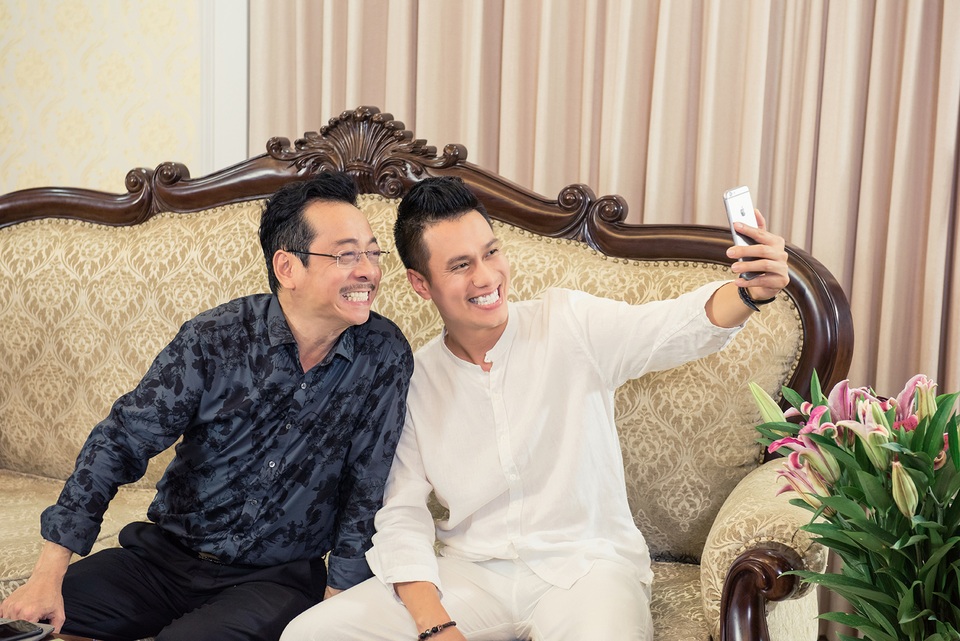 NSND Hoàng Dũng, diễn viên Việt Anh đón dâu mới “thế chỗ” Đan Lê - 3 Trong lúc đợi set ánh sáng, hai bố con ông trùm cùng vui vẻ selfie khoe hàm răng mới chỉnh lại.