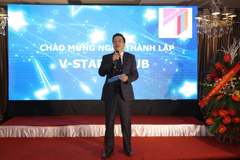 “Tiêu chí của V-Stars là làm thiện nguyện. Chúng tôi đã nói với nhau trước khi muốn vươn bàn tay mình ra xã hội hãy quan tâm đến đời sống khó khăn của những nghệ sĩ, vận động viên thể thao gặp khó khăn và chúng tôi đã cùng chung tay thực hiện tôn chỉ đó. Xin cảm ơn các đơn vị đồng hành đã tin tưởng, ủng hộ nhiệt tình cùng chúng tôi trong suốt những chặng đường thiện nguyện đã đi qua và những chặng đường sắp tới”, NSND Hoàng Dũng phát biểu.