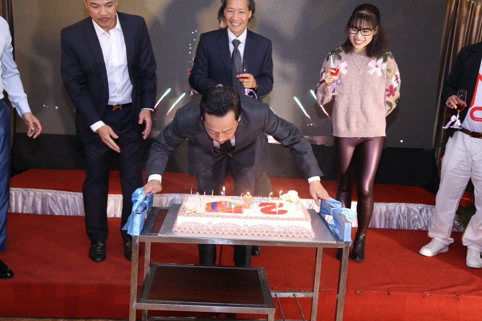 NSND Hoàng Dũng được các thành viên cổ vũ để thổi nến chiếc bánh sinh nhật. Vị Chủ tịch đặc biệt của CLB V-Stars được các thành viên trong CLB rất kính trọng, yêu mến và gọi thân mật là bố Hoàng Dũng.