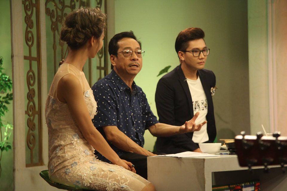 NSND Hoàng Dũng tiết lộ về món “nợ” ân nghĩa để đời với NSƯT Chu Hùng - 3 NSND Hoàng Dũng đã khiến 2 MC của chương trình bối rối không biết bao nhiêu lần. Ảnh: BTVV.