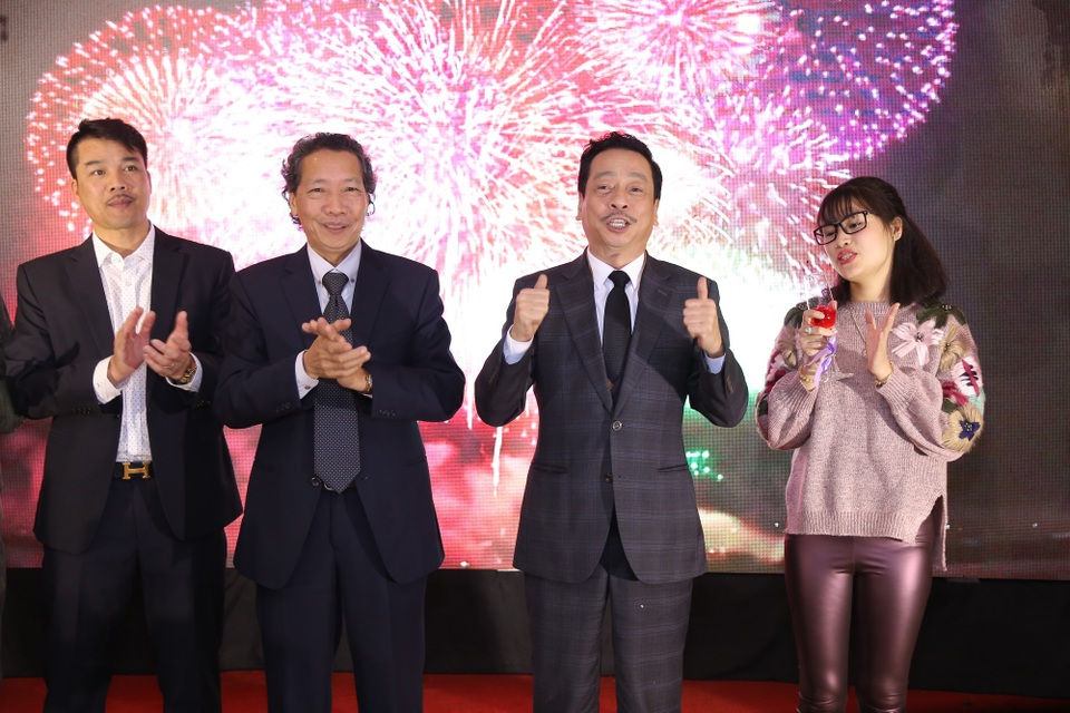 Khoảnh khắc phấn khích của ông trùm. NSND Hoàng Dũng không giấu được sự xúc động khi nhìn lại chặng đường 2 năm đã đi qua của V-Stars.