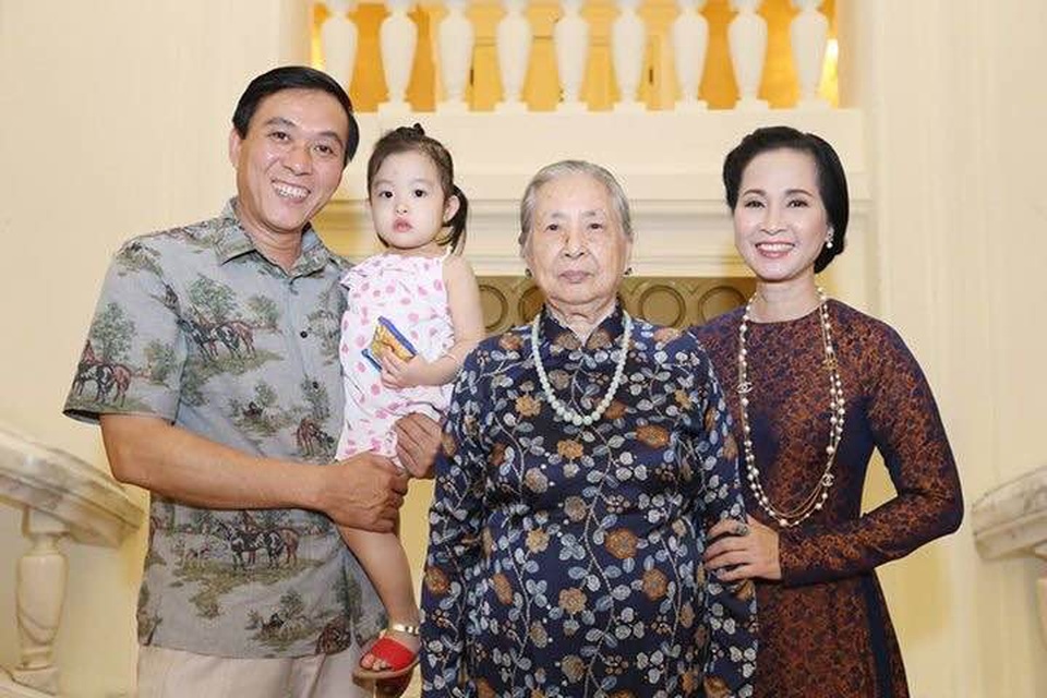 NSND Lan Hương: “Chồng tôi mà chuyên tâm cho phim ảnh, chắc chắn nổi tiếng hơn tôi nhiều” - 3 Vợ chồng nghệ sĩ Lan Hương - Đỗ Kỷ cùng mẹ và cháu nội.