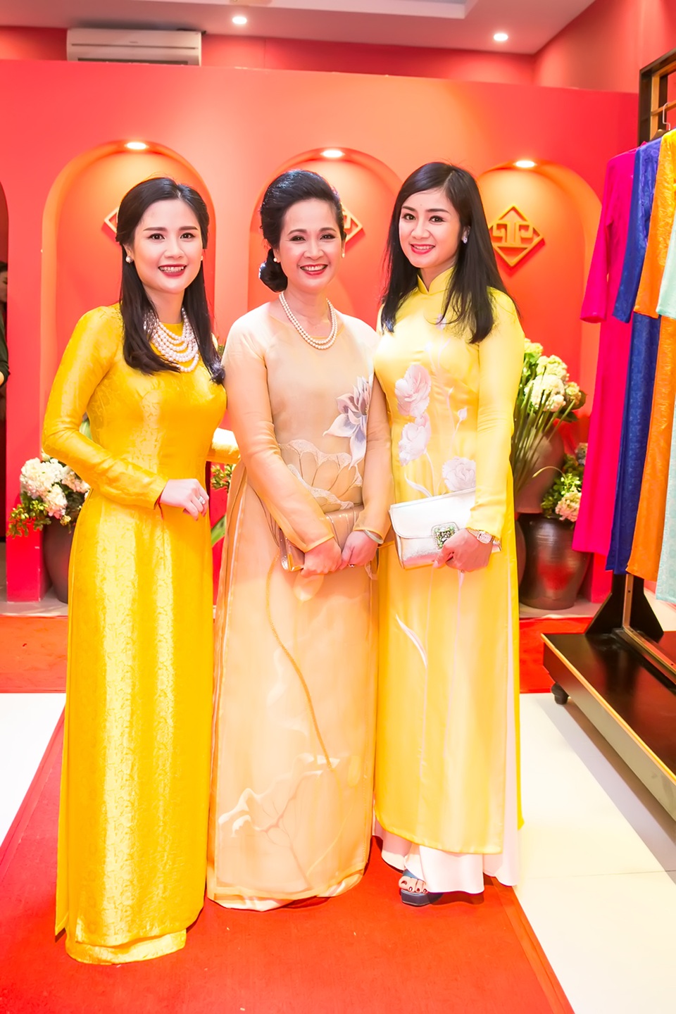NSƯT Thu Hà: “Tôi luôn thấy mình đẹp” - 3 NSƯT Thu Hà hội ngộ NSND Lan Hương, NTK Phương Anh. Cả ba cùng xuất hiện với trang phục áo dài truyền thống.