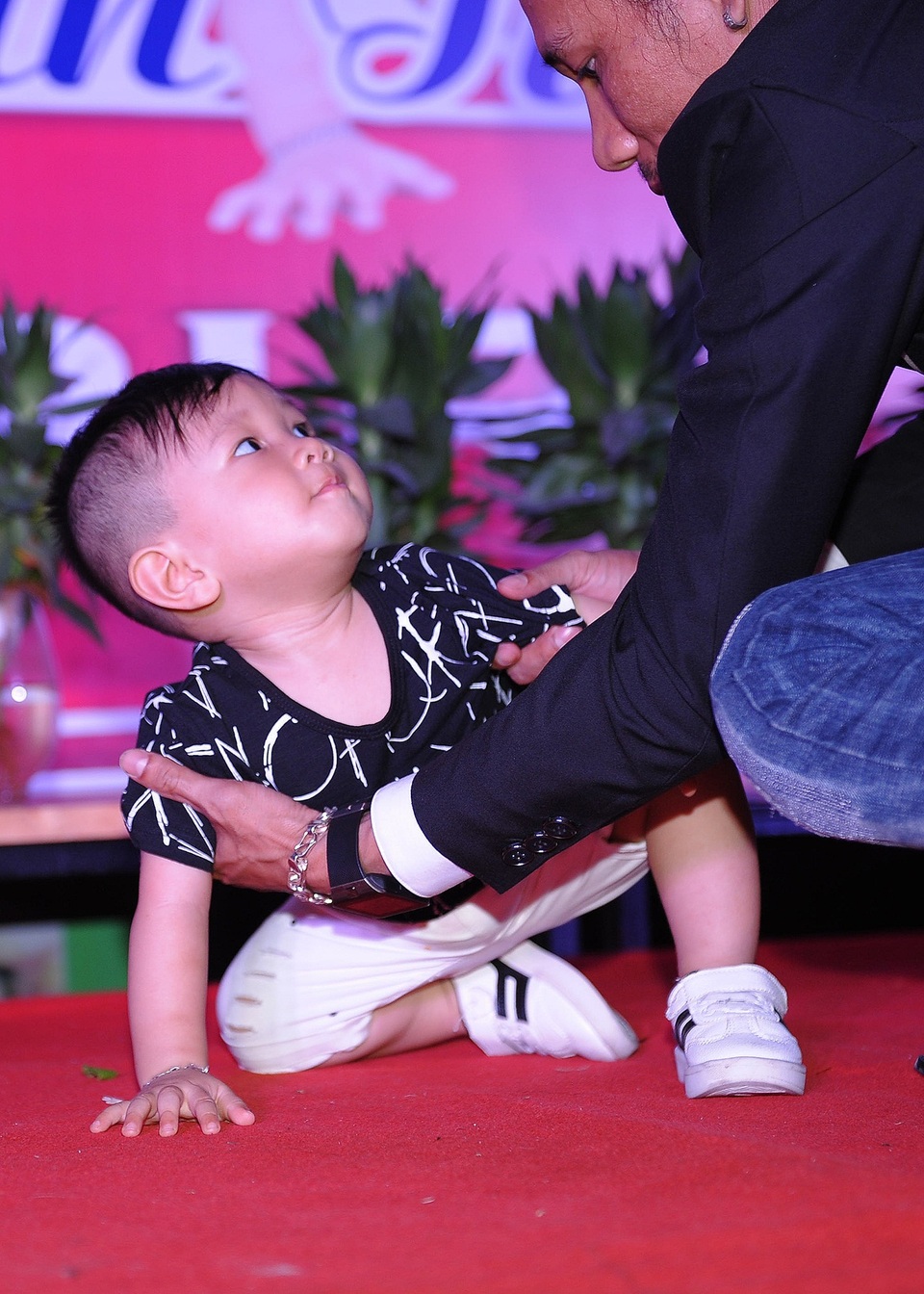 NSƯT Tiến Hợi động viên vợ ca sĩ Hồ Phàm chiến đấu với ung thư - 7 Mới tròn một tuổi nhưng cậu bé đã rất thích hát bi ba bi bô.