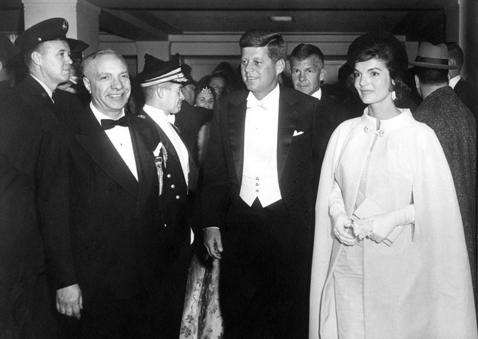 Ảnh ấn tượng về lễ nhậm chức qua các đời tổng thống Mỹ - 11
Tổng thống John F. Kennedy và Đệ nhất phu nhân trong lễ nhậm chức vào tháng 1/1961.