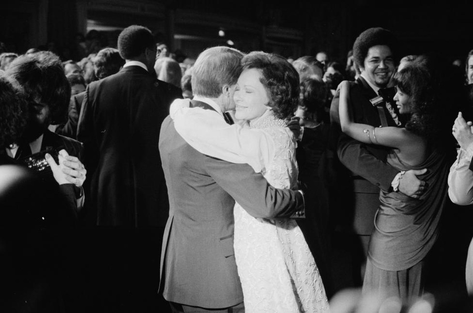 Ảnh ấn tượng về lễ nhậm chức qua các đời tổng thống Mỹ - 12
Tổng thống Jimmy Carter và Đệ nhất phu nhân tại tiệc khiêu vũ ăn mừng nhậm chức vào tháng 1/1977.