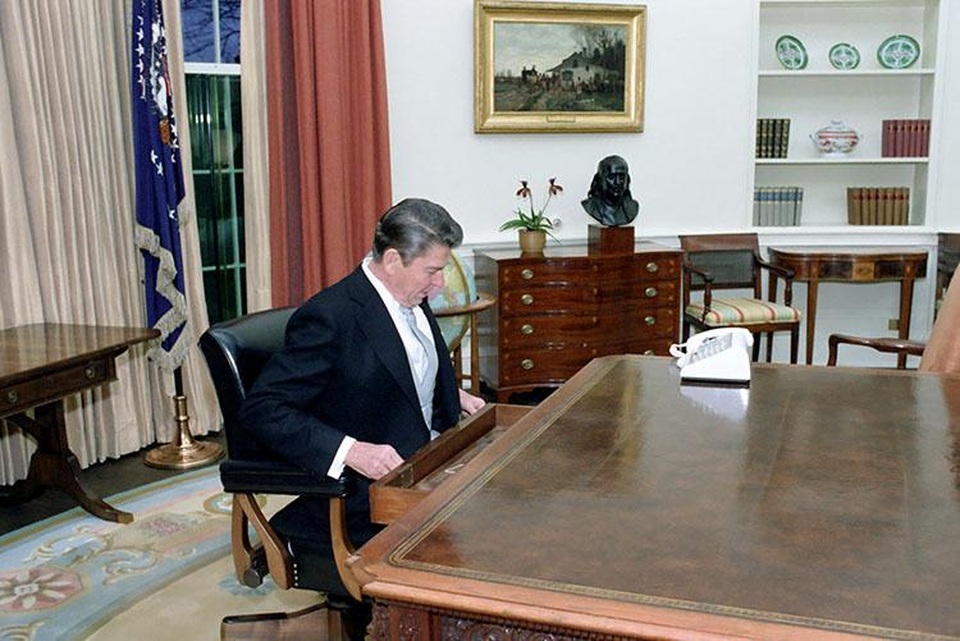 Ảnh ấn tượng về lễ nhậm chức qua các đời tổng thống Mỹ - 13
Tổng thống Ronald Reagan tại phòng Bầu dục trong Nhà Trắng sau lễ diễu hành nhậm chức vào tháng 1/1981.
