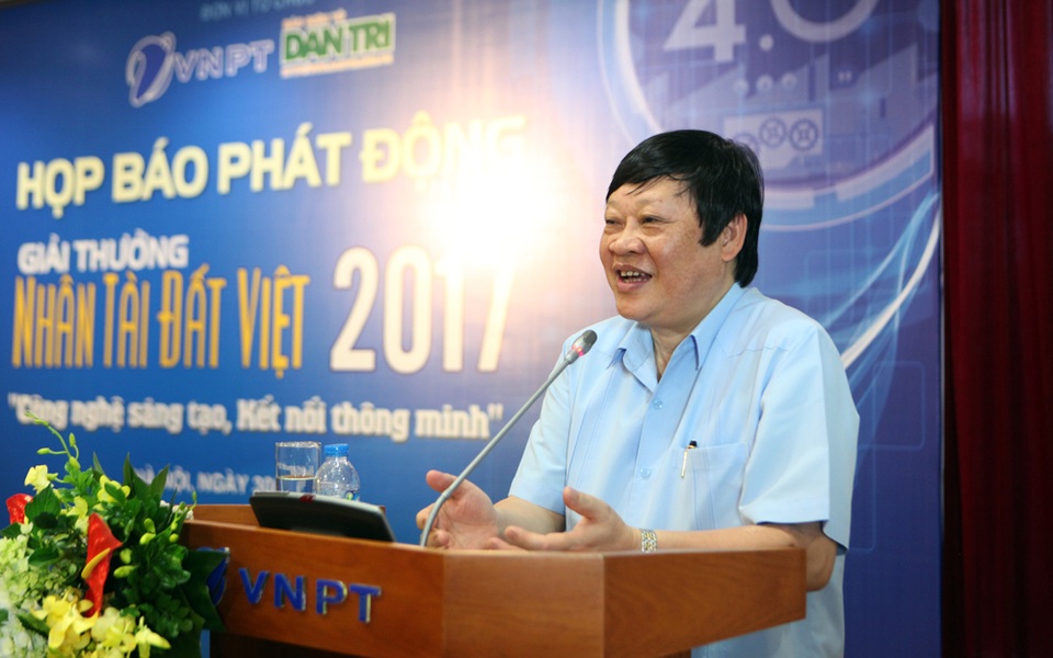 Giải thưởng Nhân tài Đất Việt 2017: Hướng tới cuộc cách mạng công nghiệp 4.0 - 6
Thứ trưởng Bộ Y tế Nguyết Viết Tiến chia sẻ tại buổi họp báo.