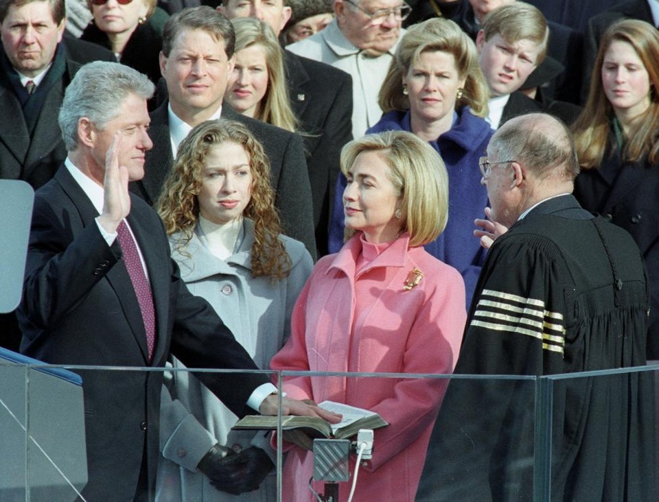 Ảnh ấn tượng về lễ nhậm chức qua các đời tổng thống Mỹ - 16
Tổng thống Bill Clinton tuyên thệ nhậm chức hôm 20/1/1997, bên cạnh là Đệ nhất phu nhân Hillary Clinton và con gái Chelsea.