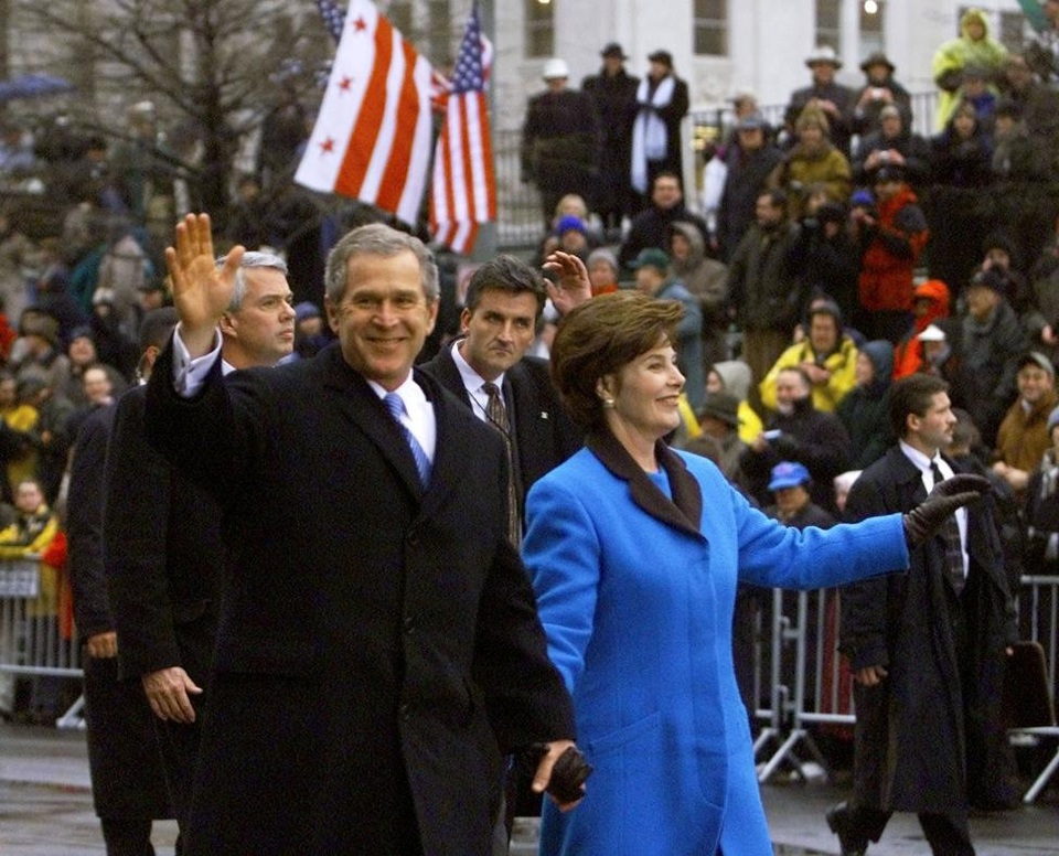Ảnh ấn tượng về lễ nhậm chức qua các đời tổng thống Mỹ - 17
Tổng thống George W. Bush và Đệ nhất phu nhân trong lễ diễu hành nhậm chức vào ngày 20/1/2001.