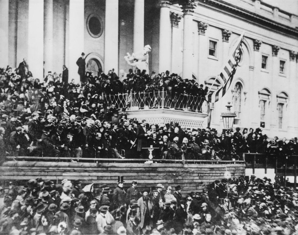 Ảnh ấn tượng về lễ nhậm chức qua các đời tổng thống Mỹ - 2
Tổng thống Abraham Lincoln phát biểu nhậm chức tại phía đông Điện Capitol ở Washington vào tháng 3/1865.