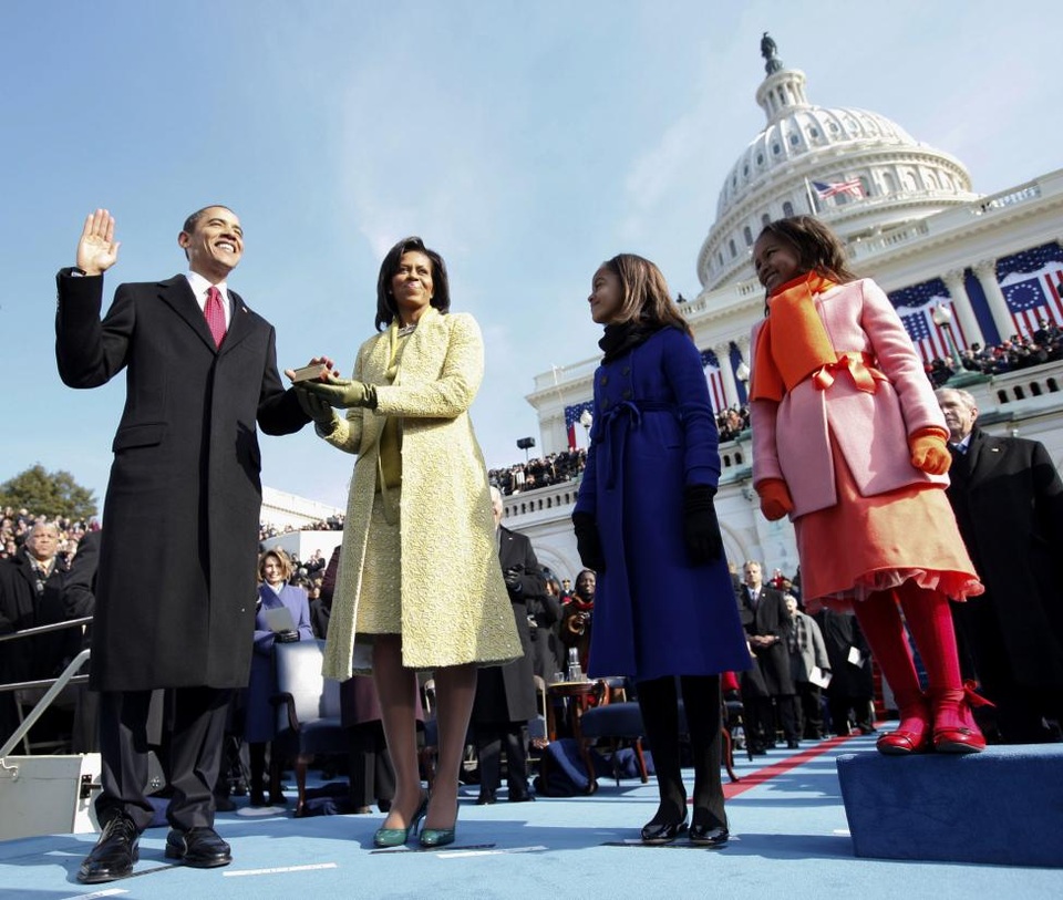 Ảnh ấn tượng về lễ nhậm chức qua các đời tổng thống Mỹ - 19
Tổng thống Barack Obama tuyên thệ nhậm chức nhiệm kỳ đầu vào ngày 20/1/2009 tại Điện Capitol. Bên cạnh Tổng thống là Đệ nhất phu nhân Michelle và 2 cô con gái.