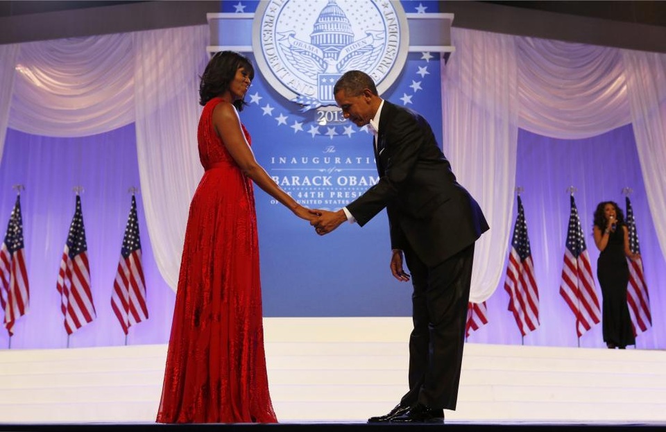 Ảnh ấn tượng về lễ nhậm chức qua các đời tổng thống Mỹ - 20
Tổng thống Barack Obama khiêu vũ cùng Đệ nhất phu nhân Michelle tại buổi khiêu vũ ăn mừng nhậm chức vào ngày 21/1/2013.