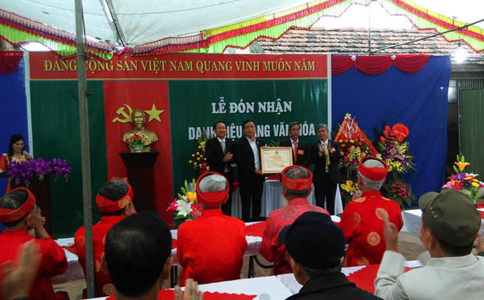 Về Đức Thượng, ăn tiệc canh bầu trôi nước - 1
ban lãnh đạo thôn Chiền thay mặt nhân dân Đón bằng công nhận danh hiệu Làng văn hóa lần thứ tư