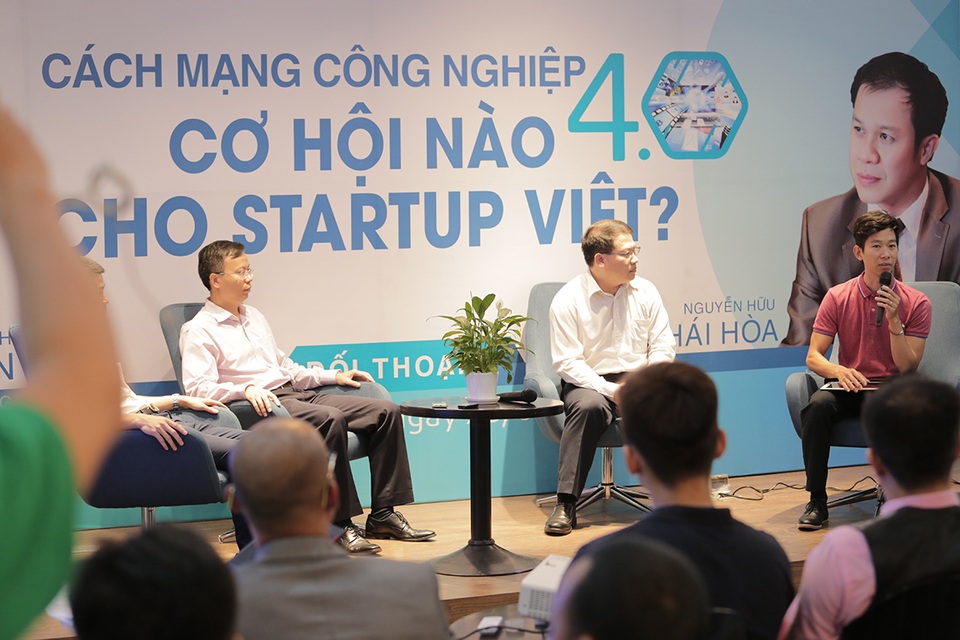 Có nên bỏ học đại học để đi làm Startup? - 2
Lê Công Thành (áo đỏ) - Trưởng nhóm Giải Nhất Nhân tài đất Việt 2016 điều hành chương trình workshop.