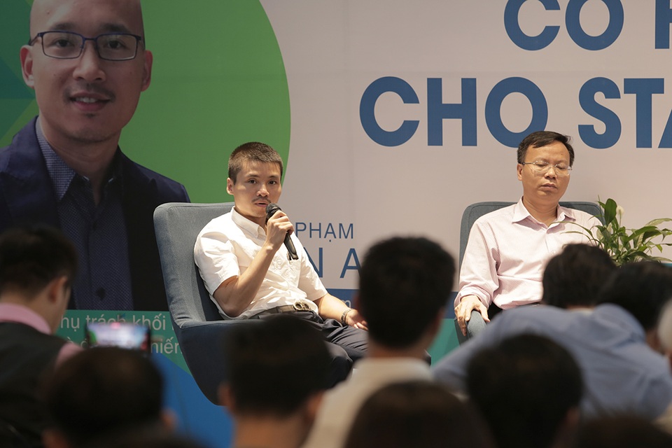 Có nên bỏ học đại học để đi làm Startup? - 3
Nhà báo Phạm Tuấn Anh – Phó tổng biên tập báo Điện tử Dân trí, Phó Ban tổ chức Giải thưởng NTĐV 2017 chia sẻ tại workshop.