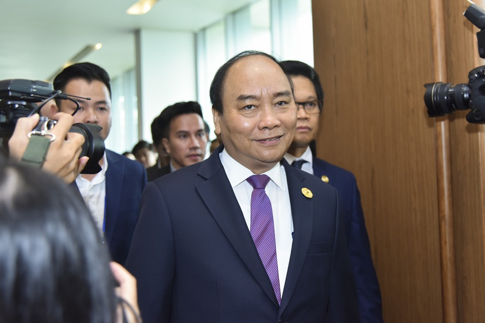 Thủ tướng: Việt Nam muốn tiếp tục là đối tác kinh doanh tin cậy - 7
Đúng 9 giờ, Thủ tướng Chính phủ Nguyễn Xuân Phúc bước vào phòng, chủ trì Hội nghị (Ảnh: Minh Nhật).