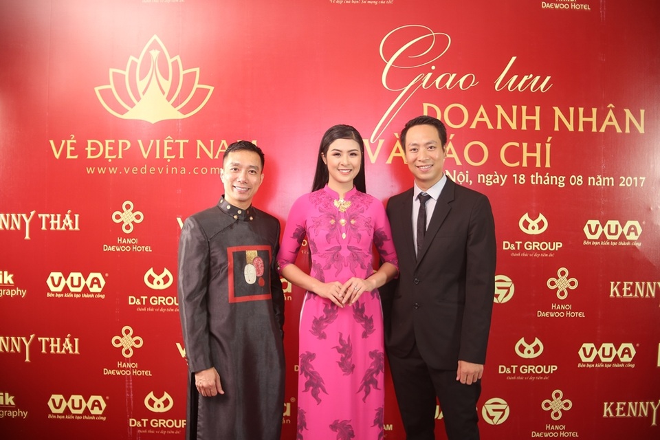 Tại sao BST áo dài Việt được chọn mở màn New York Couture Fashion Week? - 3 NTK Đỗ Trịnh Hoài Nam cho biết, Đạo diễn Quang Tú - Trưởng BTC chương trình Vẻ đẹp Việt Nam (ngoài cùng bên phải) là tác giả ý tưởng sự kiện Áo dài tặng mẹ - kỉ lục Guiness chụp hình 100 người mẹ trong trang phục áo dài