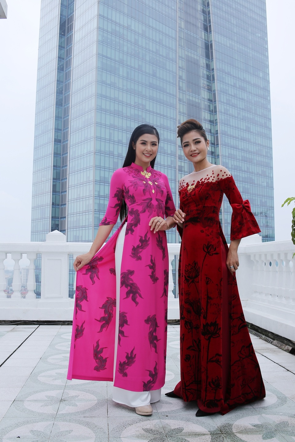 Tại sao BST áo dài Việt được chọn mở màn New York Couture Fashion Week? - 2 Hoa hậu Ngọc Hân (trái) và siêu mẫu Kim Ngân (phải) trình diễn 2 mẫu thiết kế sẽ được mang tới New York Couture Fashion Week.