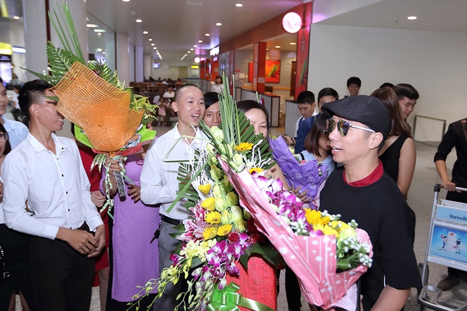 Áo dài Việt dát vàng được chào đón nồng nhiệt ngày trở về - 1 Vào 19h tối ngày 13/09, Nhà thiết kế Đỗ Trịnh Hoài Nam cùng BST Sen Vàng đã đáp chuyến bay an toàn xuống sân bay Nội Bài trong ngập tràn hoa, băng rôn cùng sự đón chào nồng nhiệt của người hâm mộ.