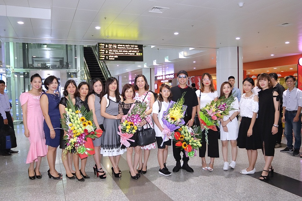 Áo dài Việt dát vàng được chào đón nồng nhiệt ngày trở về - 4 Chia sẻ với truyền thông và người hâm mộ, NTK Đỗ Trịnh Hoài Nam rất tự hào sau khi mang áo dài cùng những văn hóa truyền thống quảng bá sâu rộng ra thế giới.