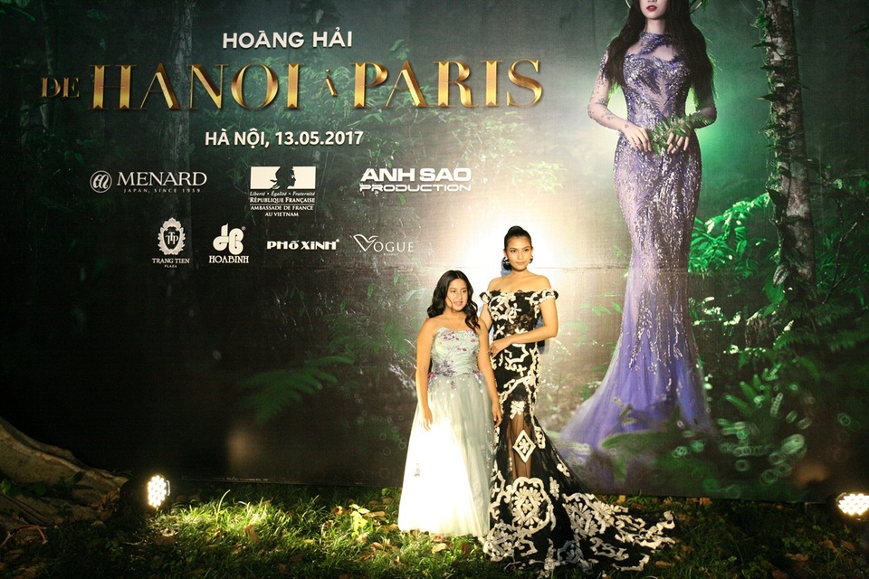 Á hậu Trương Thị May và mẫu nhí.