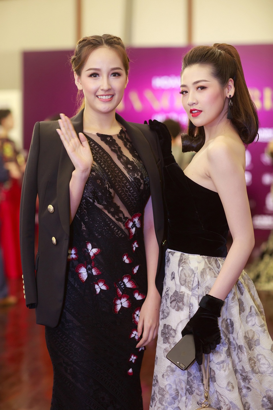 Vẻ lộng lẫy, rạng ngời cùng thiết kế đặc biệt tinh tế trở thành một sức hút của nàng hậu có chiều cao “khủng” với dáng đồng hồ cát chuẩn mực. Cô đọ sắc cùng Tú Anh.