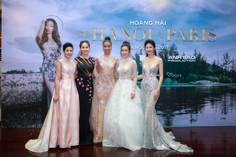 Không hổ danh là NTK của các Hoa hậu, sự kiện thời trang đặc biệt “De Ha Noi à Paris” tối 13/05 của NTK Hoàng Hải đã quy tụ nhiều nàng hậu như: Hoa hậu Đỗ Mỹ Linh, Hoa hậu Thùy Dung, Hoa hậu Ngọc Hân, Á hậu Thụy Vân, Á hậu Huyền My, Á hậu Thanh Tú, Á hậu Trương Thị May, Á hậu Tú Anh,… và đặc biệt là Hoa hậu Pháp Flora.
