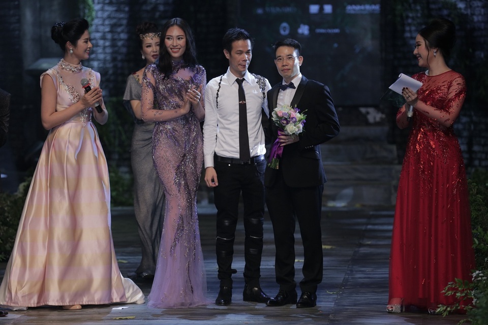 NTK Hoàng Hải tặng hoa cảm ơn đại diện nhà tài trợ Menard Việt Nam - ông Khương Anh Văn (Chủ tịch Menard Việt Nam).