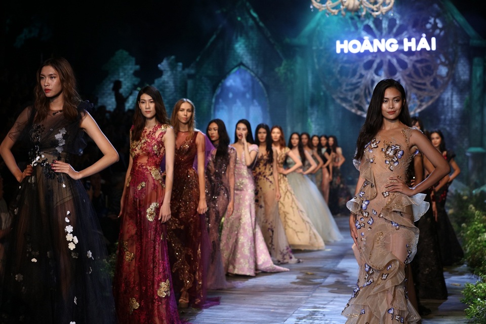 Giữa khuôn viên rộng lớn của Đại sứ quán Pháp tại Hà Nội, các tác phẩm thời trang Haute Couture của NTK Hoàng Hải được tôn vinh như trên chính sàn catwalk giữa kinh đô thời trang cao cấp. Đây cũng là một đặc ân của Đại sứ quán Pháp dành riêng NTK Hoàng Hải - NTK trang phục dạ hội cho người đẹp Iris Mittenaere đăng quang Hoa hậu Hoàn Vũ 2016 vừa qua.