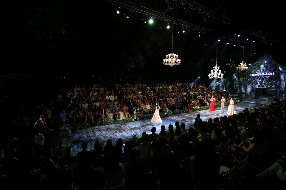 Lấy cảm hứng từ khu rừng hoang sơ, kỳ bí và những tia sáng nhiệm màu từ phòng nguyện (Chapel) trong các lâu đài cổ, “De Hanoi à Paris” là một bức tranh mầu nhiệm thể hiện qua phong cách thời trang cao cấp Pháp do người nghệ sĩ thành danh trên đất Hà Nội - NTK Hoàng Hải vẽ nên với niềm tin “Vẻ đẹp của tạo hoá luôn được đánh thức bởi những điều kỳ diệu”.