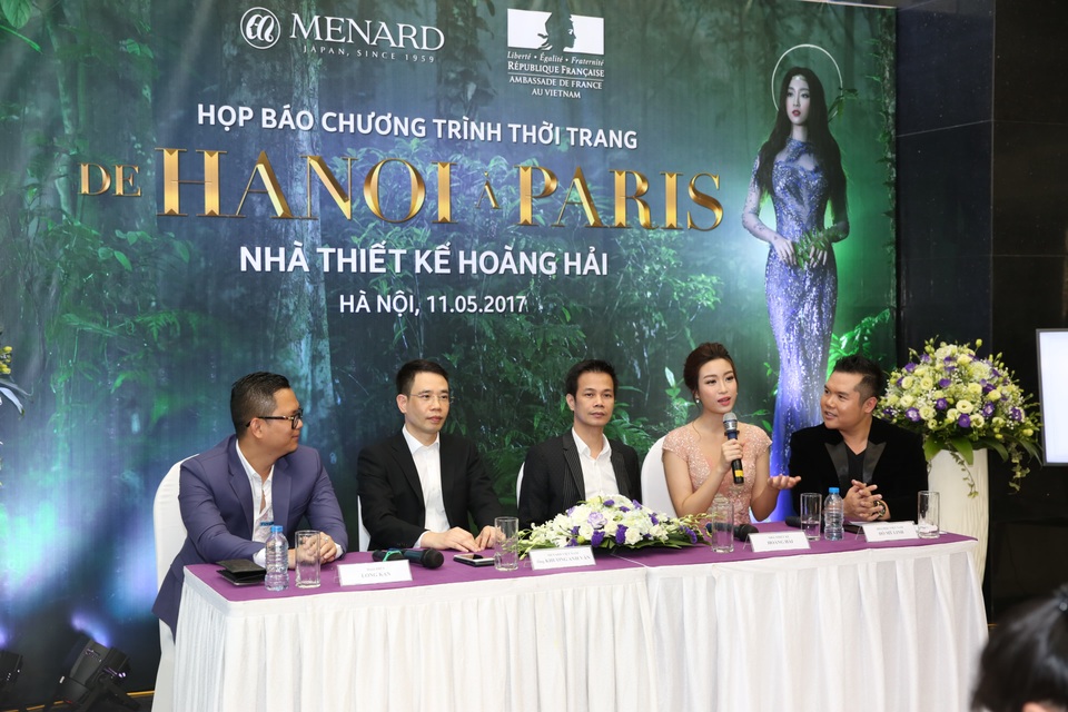 Sau Kỳ Duyên, Hoa hậu Mỹ Linh trở thành “nàng thơ” của NTK Hoàng Hải - 3 Từ trái qua phải: Đạo diễn Long Kan, Đại diện Menard Việt Nam - ông Khương Anh Văn, Hoa hậu Đỗ Mỹ Linh, NTK Hoàng Hải, nhà báo Lương Trọng Nghĩa tại buổi họp báo.
