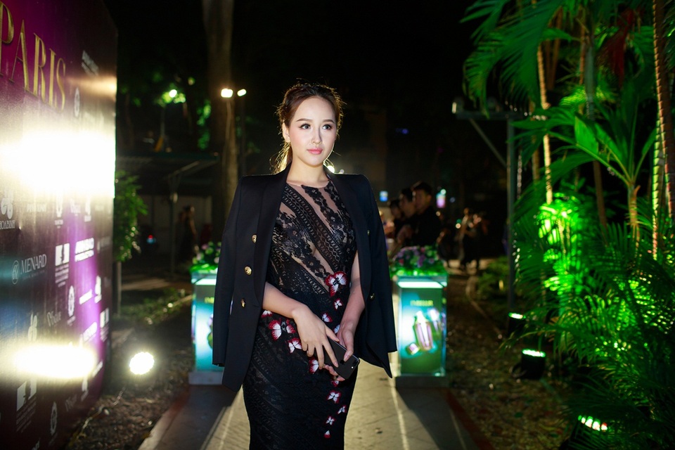 Dàn mỹ nhân Việt đua nhau diện váy áo nổi bật tham dự show thời trang hoành tráng. Hoa hậu Mai Phương Thúy bất ngờ tái xuất sau một thời gian im hơi lặng tiếng. Cô kết hợp chiếc đầm đen với những khoảng hở táo bạo cùng blazer thanh lịch.