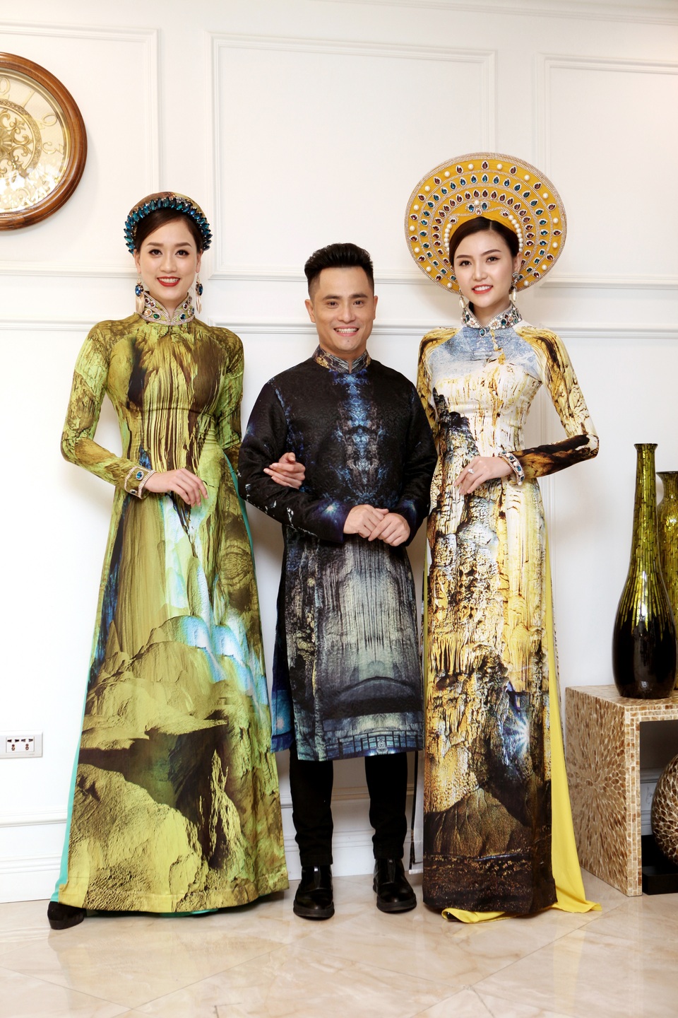 NTK Nhật Dũng tặng 20 áo dài, 200 bức ảnh cho Bảo tàng Phụ nữ Nam Bộ - 1 NTK Nhật Dũng bên những mẫu áo dài nằm trong bộ sưu tập Thiên đường gọi tên.