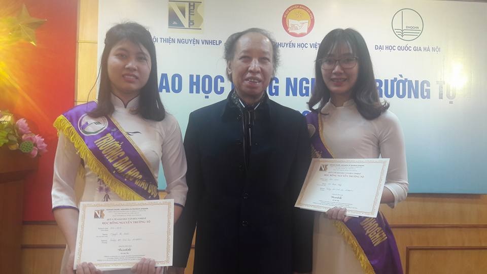 Trao 75 suất học bổng Nguyễn Trường Tộ đến sinh viên 6 trường đại học - 11
Em Hà Thanh Hằng, sinh viên ngành Sư phạm Ngữ văn, ĐH Quốc gia Hà Nội (bên phải) khẳng định học bổng Nguyễn Trường Tộ đã giúp em và các bạn có hoàn cảnh khó khăn khác nỗ lực vươn lên trong học tập đạt thành tích tốt để không phụ lòng các nhà hảo tâm dành cho