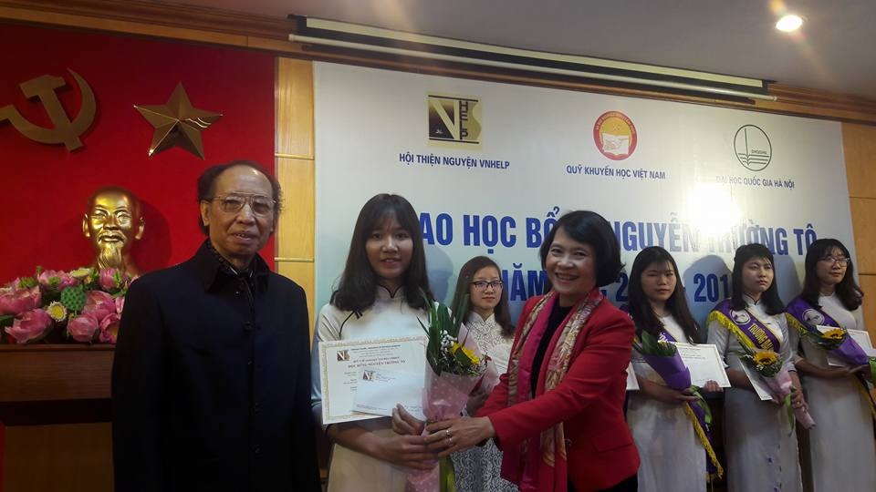 Trao 75 suất học bổng Nguyễn Trường Tộ đến sinh viên 6 trường đại học - 9
Nhà báo Phạm Huy, Giám đốc Quỹ Khuyến học Việt Nam, Tổng Biên tập báo Dân trí và bà Nguyễn Thị Hồng Hạnh, Phó Trưởng ban Chính trị - Công tác sinh viên Đại học Quốc gia Hà Nội trao học bổng Nguyễn Trường Tộ cho các em sinh viên