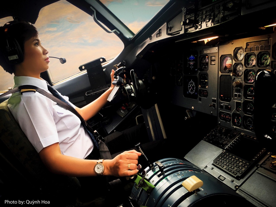Những nữ phi công theo cánh bay chinh phục bầu trời - 1 Nữ cơ trưởng đầu tiên của Vietnam Airlines Nguyễn Ly Hương