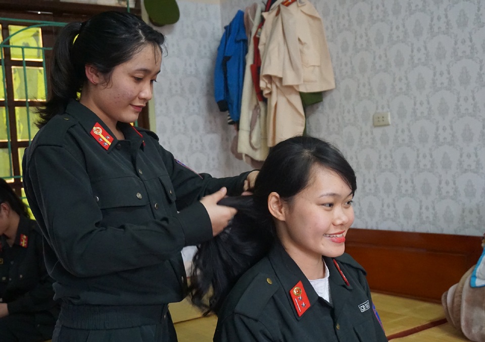 Những cô gái “má hồng, chí thép” - 11 Nhưng không vì thế mà họ bớt đi vẻ dịu dàng, nữ tính