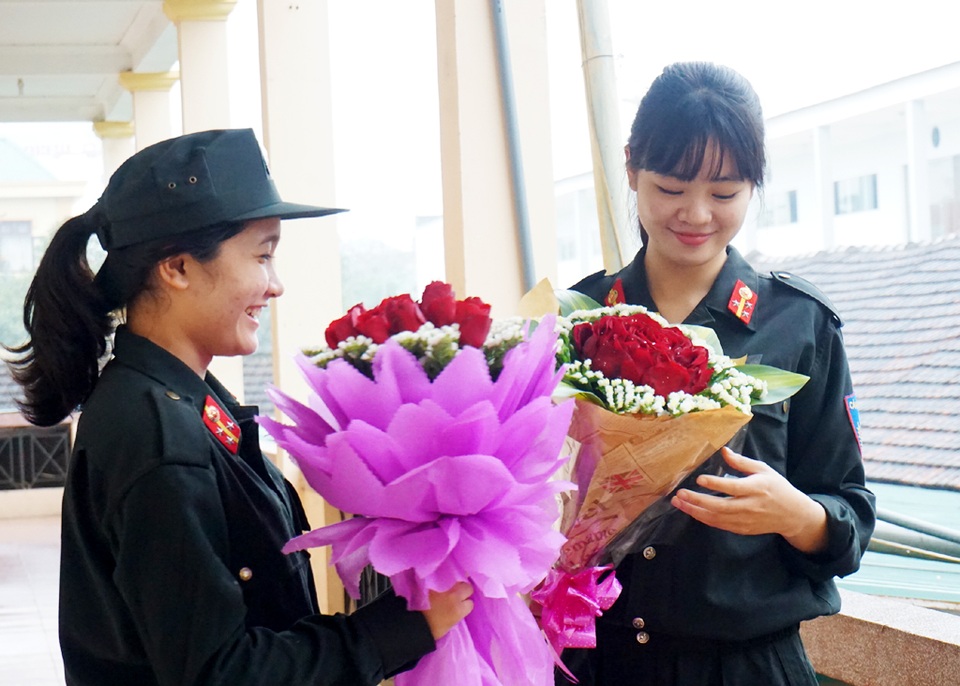 Những cô gái “má hồng, chí thép” - 12 Với những niềm vui rất con gái trong ngày Quốc tế phụ nữ 8/3