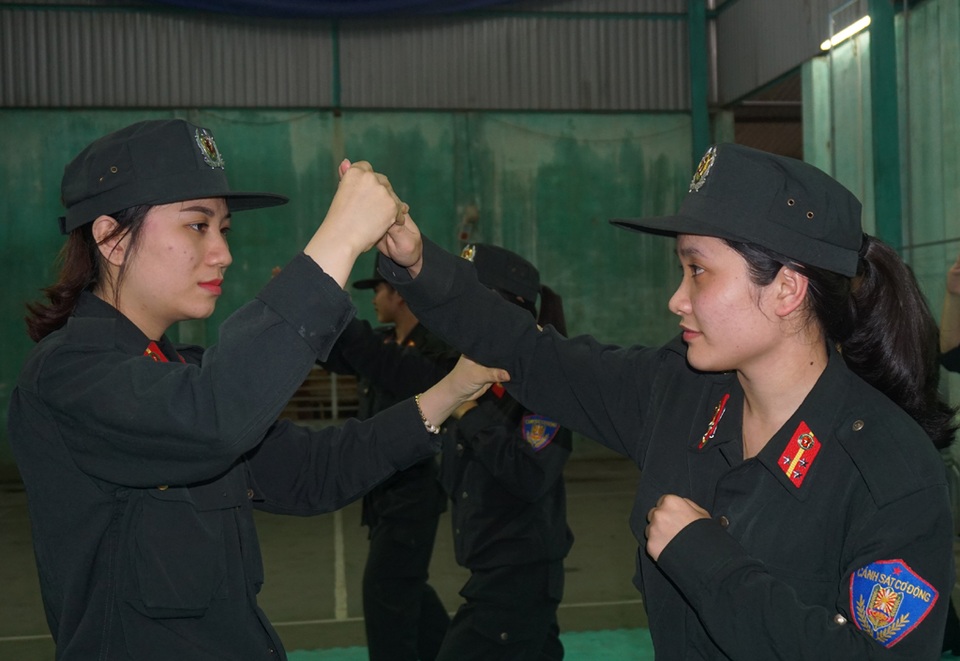 Những cô gái “má hồng, chí thép” - 9 Để làm được điều đó, buộc các nữ cảnh sát đặc nhiệm phải khổ luyện