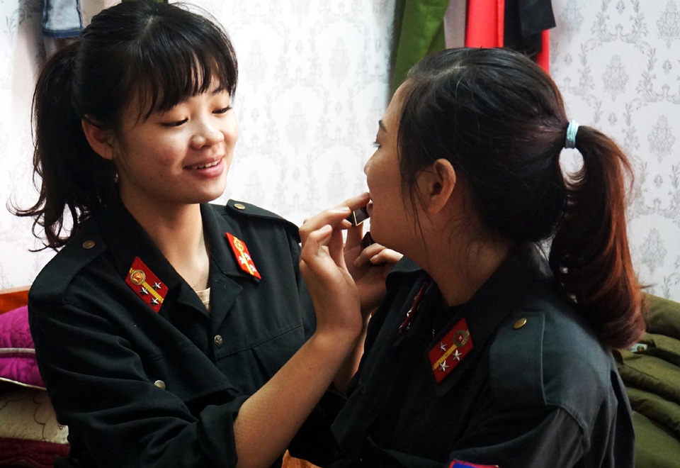 Những cô gái “má hồng, chí thép” - 13 Những cô gái “má hồng, chí thép” - 13