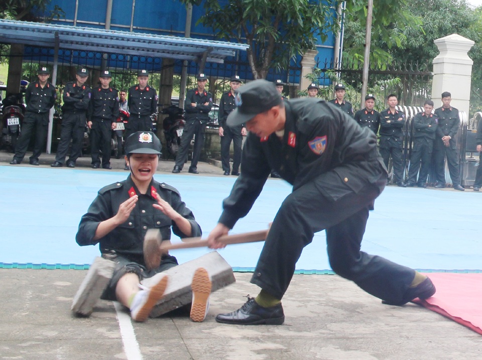 Những cô gái “má hồng, chí thép” - 6 Nữ cảnh sát đặc nhiệm biểu diễn khí công