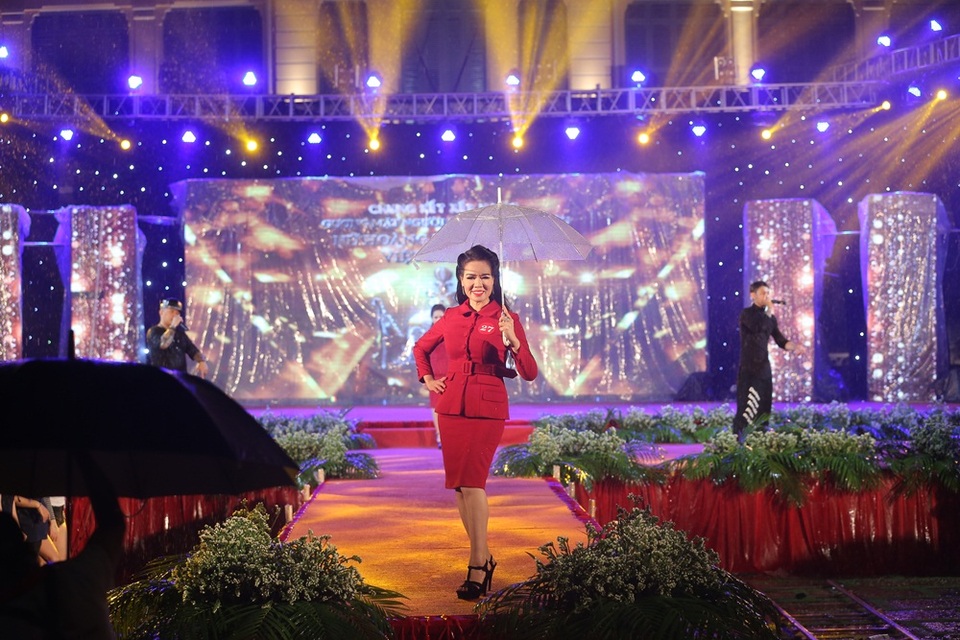 Trong đêm chung kết diễn ra tại Vũng Tàu, với 3 màn thời trang áo dài, thời trang công sở và dạ hội, các nữ doanh nhân đã thể hiện bản lĩnh khi trình diễn trong mưa.