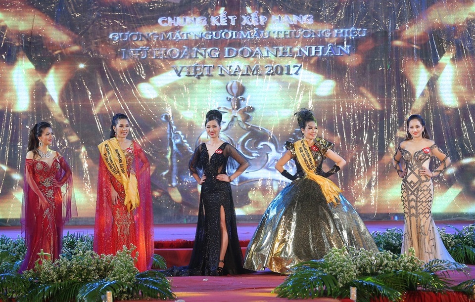 Cuộc thi càng đến giây phút quan trọng thì mưa càng nặng hạt. Tuy nhiên với sự cổ vũ nhiệt tình từ quan khách cũng như khán giả, top 15 của cuộc thi Nữ hoàng doanh nhân đã cố gắng hết mình.