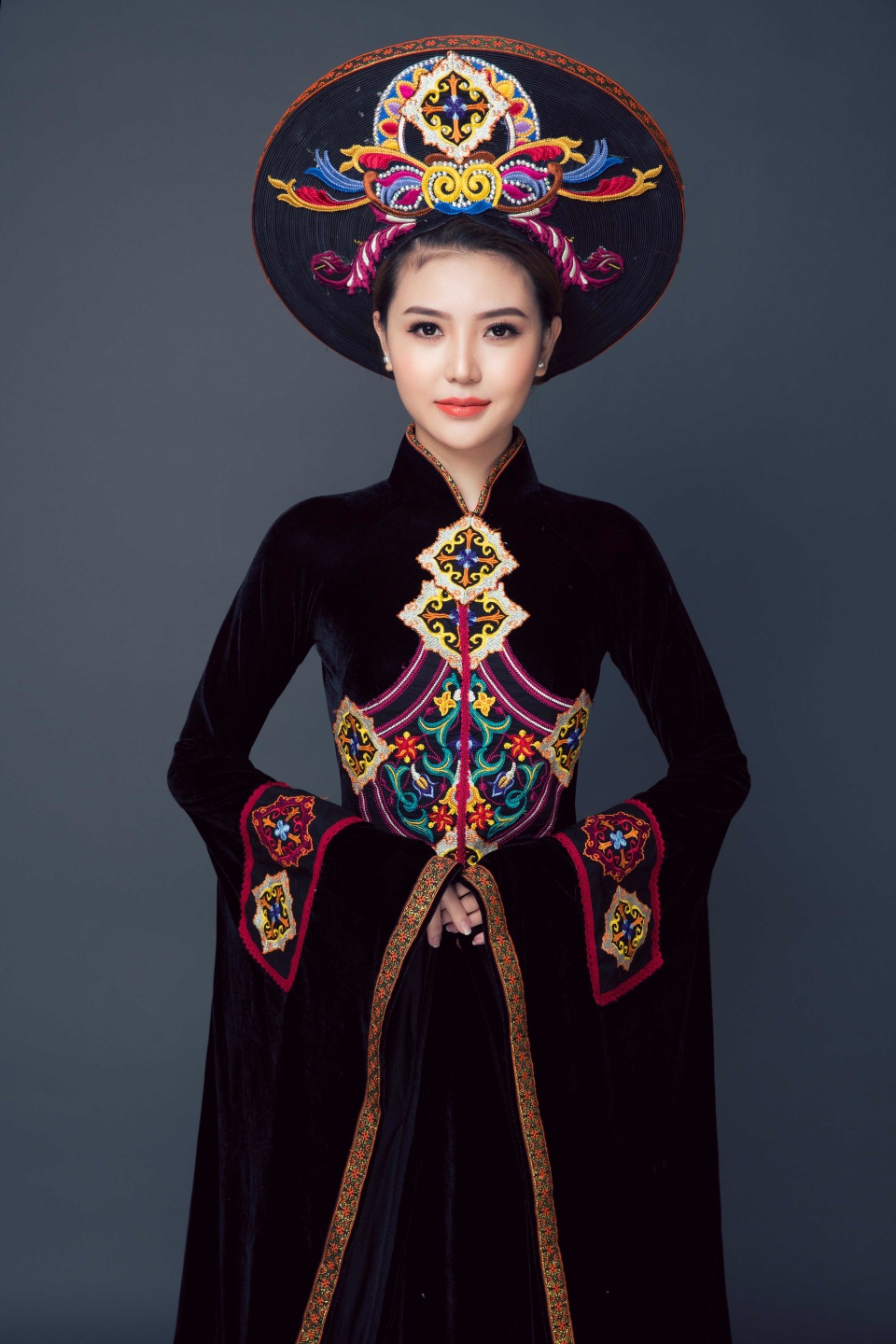 NTK Nhật Dũng tặng 20 áo dài, 200 bức ảnh cho Bảo tàng Phụ nữ Nam Bộ - 2 Nữ hoàng Ngọc Duyên trong trang phục áo dài của NTK Nhật Dũng.