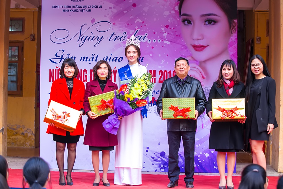 "Nữ hoàng đá quý" Nguyễn Thị Oanh xúc động khi trở lại mái trường xưa - 3 Người đẹp tặng quà tri ân thầy cô giáo trong ngày tái ngộ.