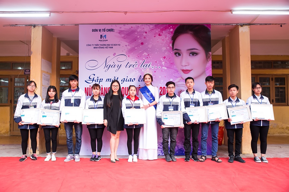 "Nữ hoàng đá quý" Nguyễn Thị Oanh xúc động khi trở lại mái trường xưa - 5 Cô cũng tặng học bổng cho các em có thành tích học tập xuất sắc của trường.