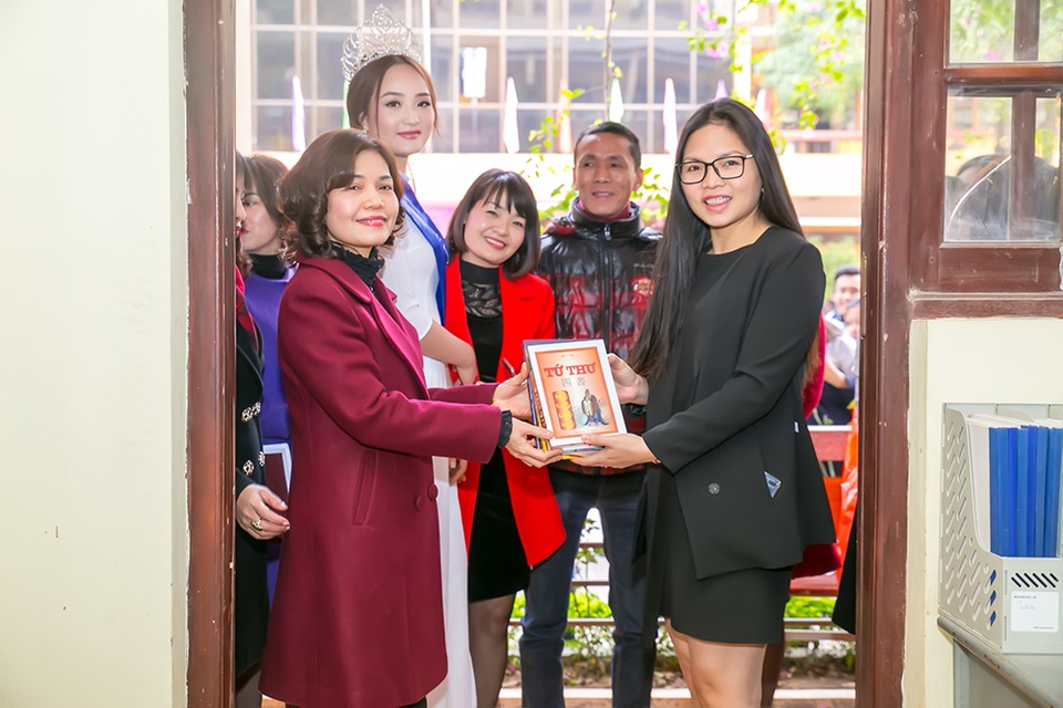 "Nữ hoàng đá quý" Nguyễn Thị Oanh xúc động khi trở lại mái trường xưa - 7 Ngoài ra, Nguyễn Thị Oanh còn tặng tủ sách cho nhà trường.