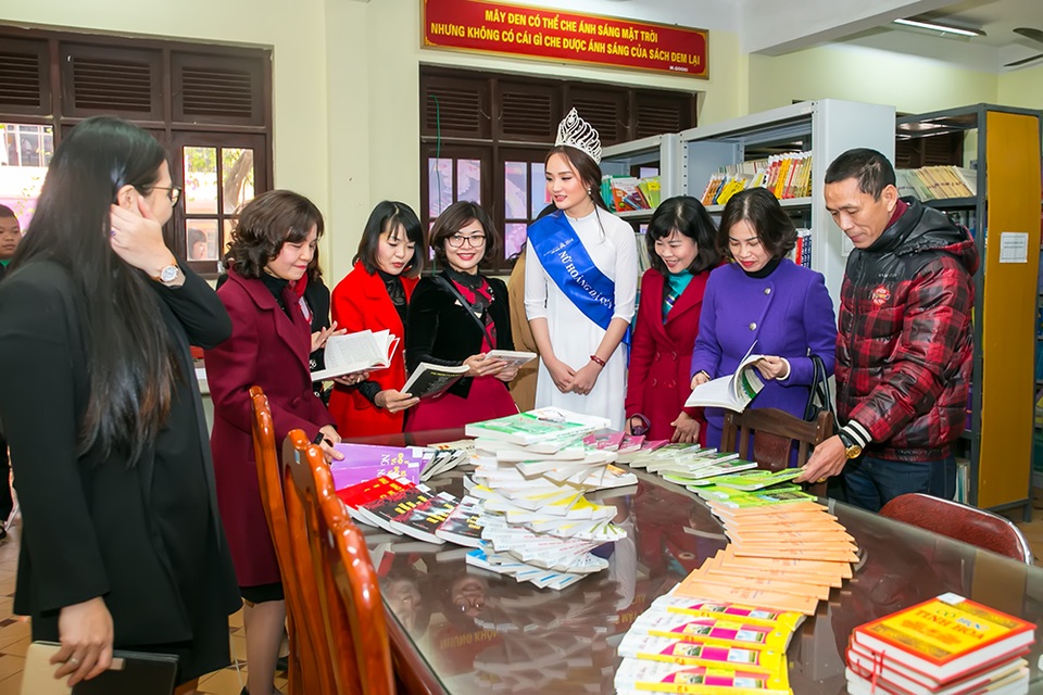 "Nữ hoàng đá quý" Nguyễn Thị Oanh xúc động khi trở lại mái trường xưa - 6 "Nữ hoàng đá quý" Nguyễn Thị Oanh xúc động khi trở lại mái trường xưa - 6