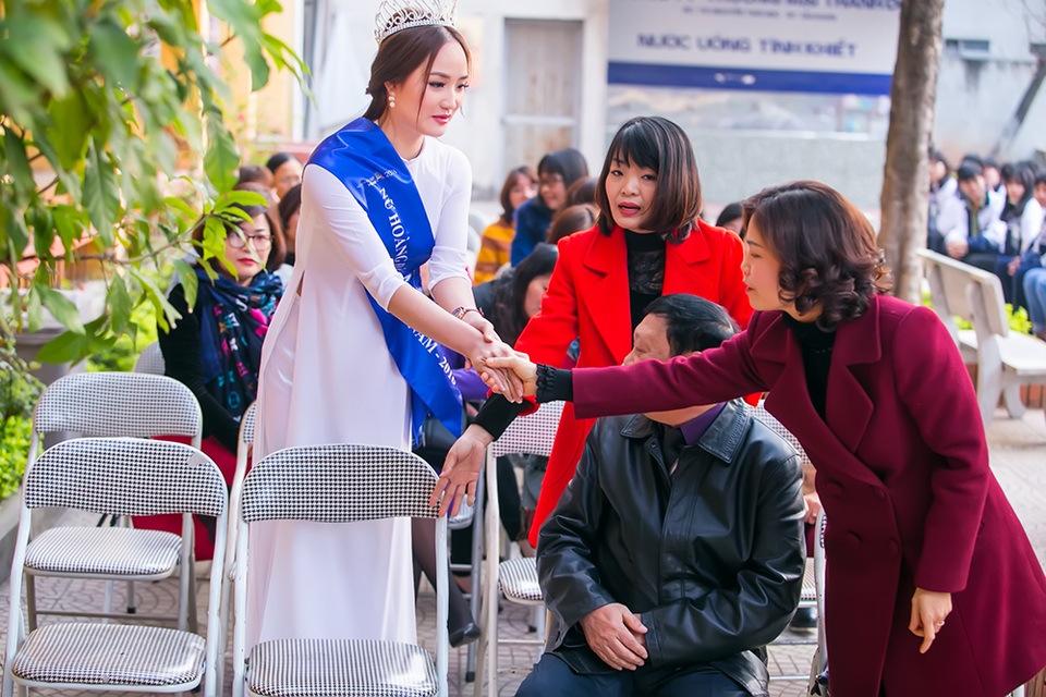 "Nữ hoàng đá quý" Nguyễn Thị Oanh xúc động khi trở lại mái trường xưa - 2 Người đẹp lễ phép bắt tay khi gặp lại các thầy cô giáo cũ.